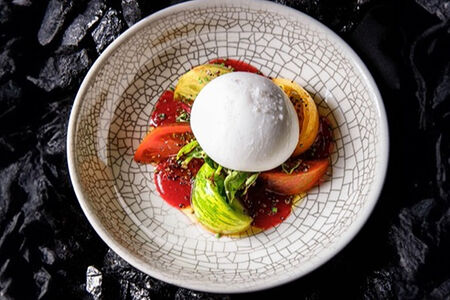 Буррата с цветными томатами