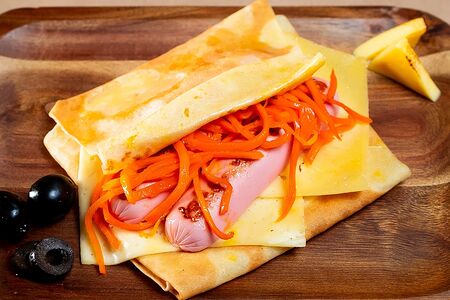 Блин Хот-дог с молочной сосиской, сыром, морковью и соусом