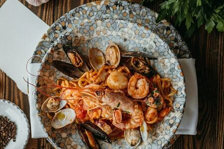 Спагетти Алла карбонара томатная с морепродуктами