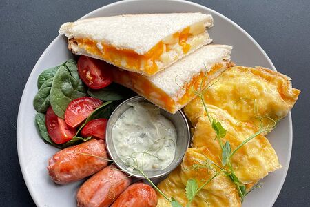 Омлет с чеддером, шпинатом и колбасками