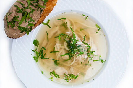 Куриный бульон с домашней лапшой