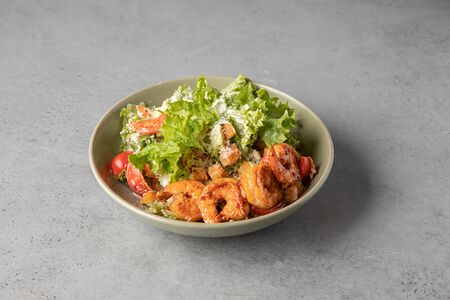 Салат Цезарь с креветками