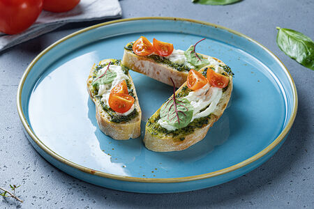 Брускетта с сыром страчателла