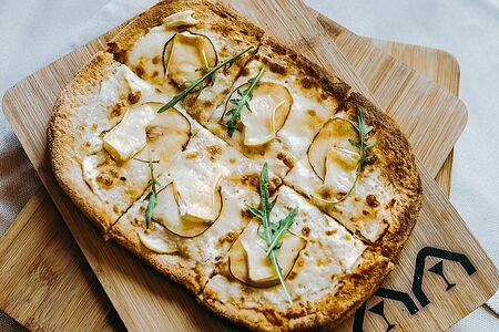 С камамбером и запеченной грушей