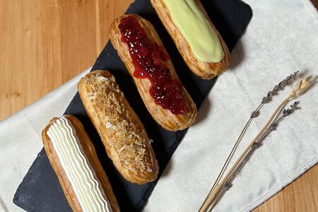 Ассорти из эклеров