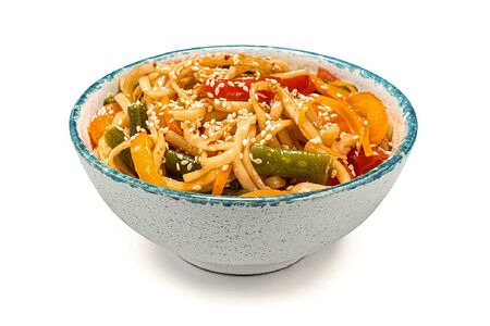 Удон с овощами в соусе свит чили