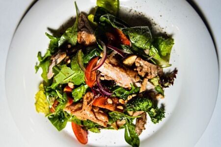 Салат с хрустящей куриной ножкой конфи