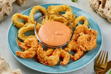 Кольца кальмара и креветки в темпуре