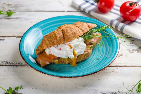 Круассан с лососем и яйцом пашот