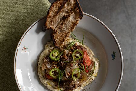 Хумус с томленым ягненком