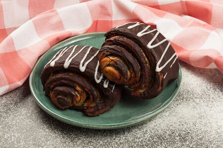 Булочка с маком и шоколадной глазурью