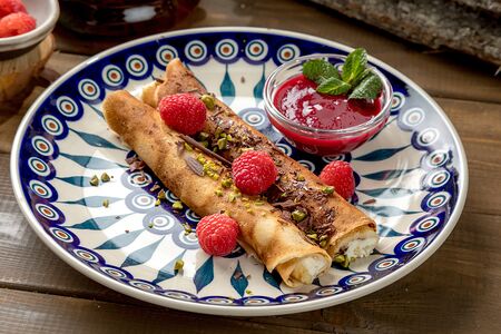 Блинчики с творогом, шоколадом и малиной