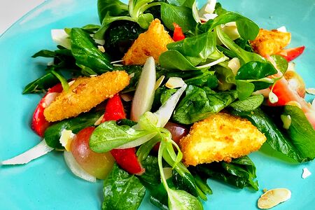 Салат с жареным адыгейским сыром