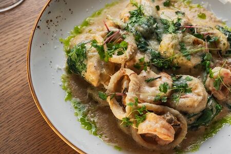 Ньокки с морепродуктами и шпинатом в сливочном соусе