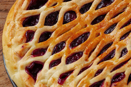 Пирог дрожжевой с джемом