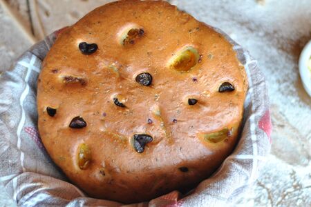 Фокачча с томатами и оливками