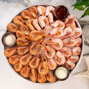 Большое плато разных креветок