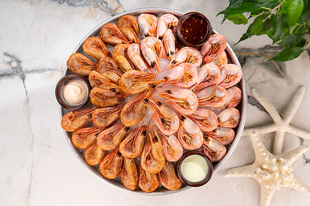 Большое плато разных креветок