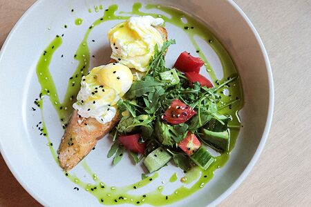 Яйца пашот с авокадо