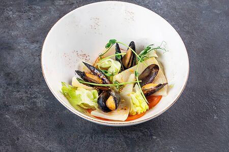 Карпаччо из томатов с кальмаром и мидиями