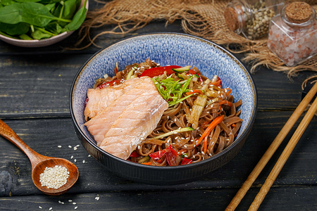 Соба с лососем в устричном соусе