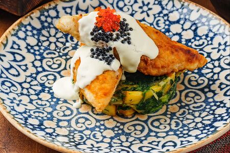 Судак, обжаренный с картофелем и шпинатом