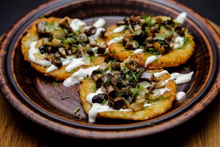 Драники со сливочным соусом и грибами