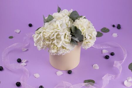 Букет цветов из пышных гортензий в шляпной коробке