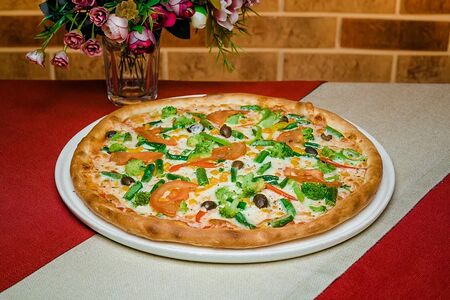 Пицца овощная на толстом тесте