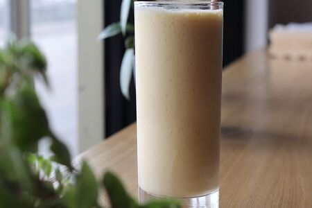 Персик-маракуйя молочный коктейль