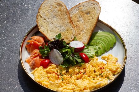 Скрембл с лососем