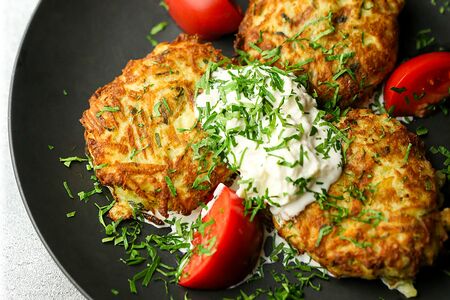 Драники картофельные с сыром страчателла и помидором