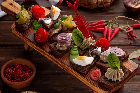 Ассорти мини бутербродов с рыбой