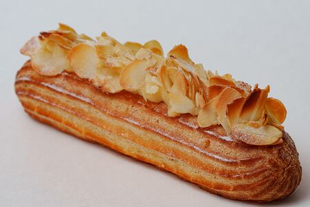 Эклер Миндальный