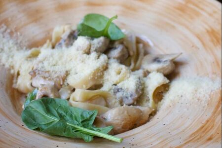 Феттуччине с курицей и грибами