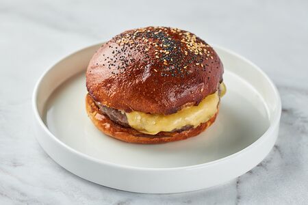 Бургер с котлетой из мраморной говядины