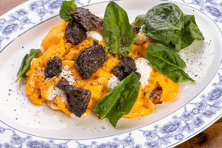 Омлет с козьим сыром и черным трюфелем