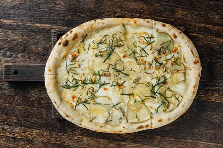 Пиццета с грушей и сыром горгондзола