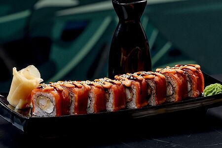 Ролл с опалённым лососем