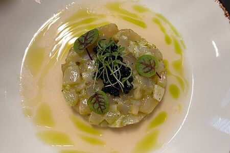 Тартар из гребешка с томатным жу