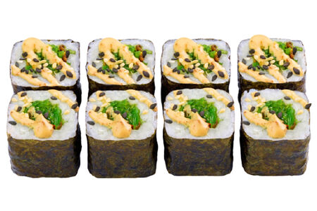 Ролл с водорослями чука под ореховым соусом