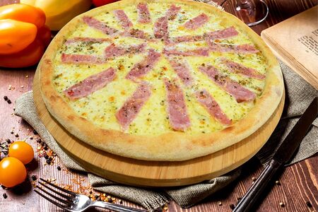 №17 Пицца с ветчиной и сливочным соусом