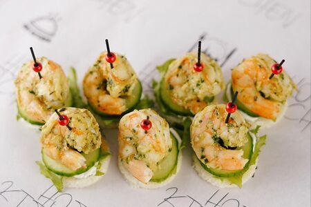 Канапе с креветкой