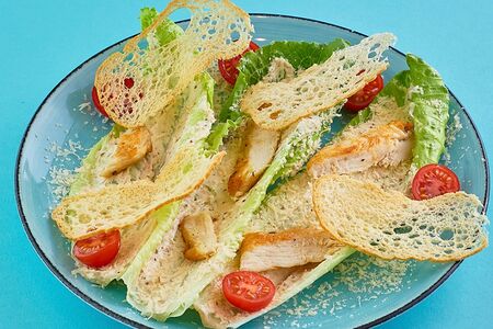 Листья салата Ромейн с соусом Цезарь и цыпленком