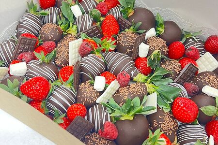 Клубнично-ягодный микс в шоколаде без сахара