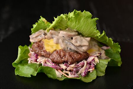 Бургер лесника в листьях