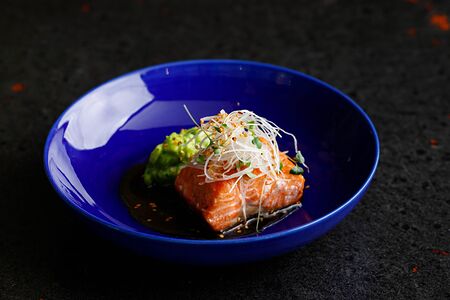 Стейк из лосося с гуакамоле