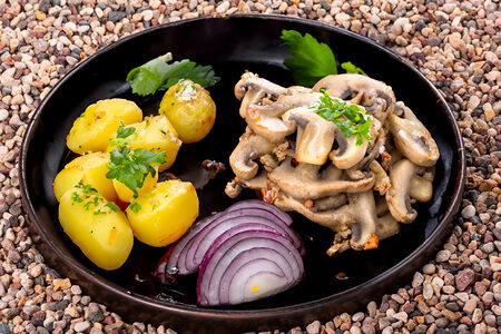 Жареный картофель с грибами в шипящей сковороде