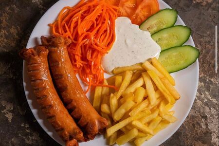 Двойной хот-дог на тарелке