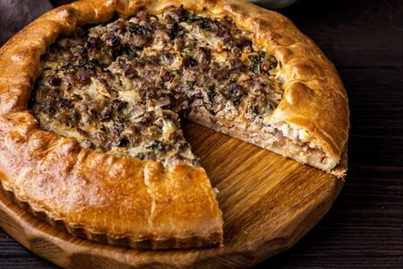 Сытный пирог с мясом и капустой